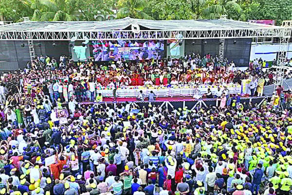 বাস ছেড়ে ৩০ কিমি হেঁটে সমাবেশস্থলে নেতা-কর্মীরা