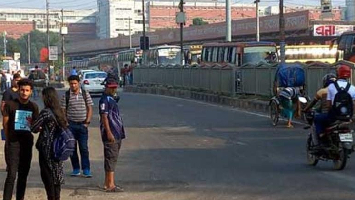 অবরোধে থমকে গেছে স্বাভাবিক চলাচল