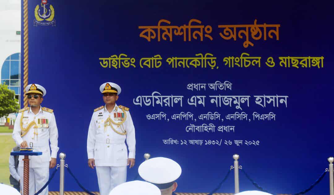 খুলনায় তিনটি ডাইভিং বোট কমিশনিং করলেন নৌবাহিনী প্রধান