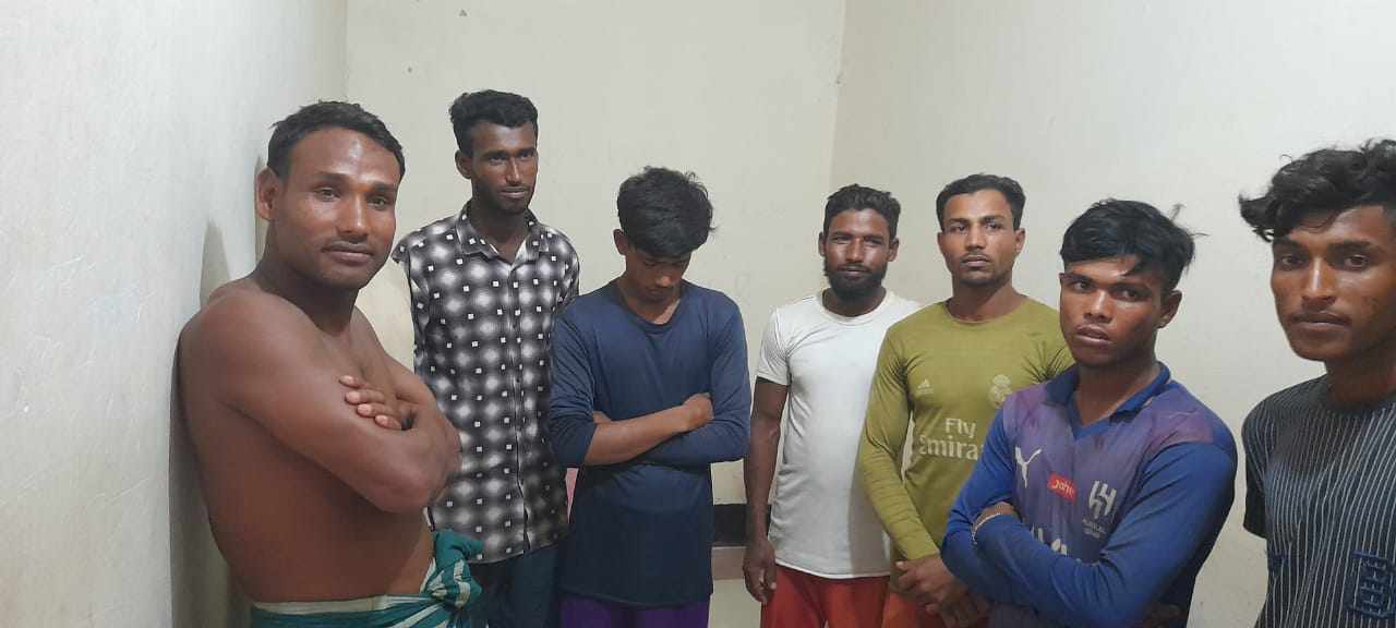 তাহিরপুরের শান্তিপুর নদী থেকে বালু লুট, আটক ৮