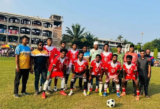 খুলনার দাকোপে ৮ দলীয় ফুটবল টুর্নামেন্টের ফাইনাল খেলায় জিয়াউর রহমান পাপুল