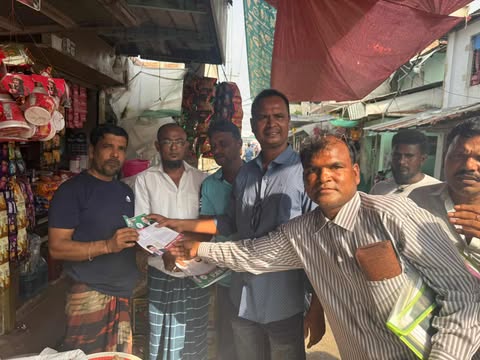 দাকোপের বাজুয়া বাজারে জিয়াউর রহমান পাপুল ভাইয়ের পক্ষ থেকে ধানের শীষে ভোট চেয়ে লিফলেট বিতরণ