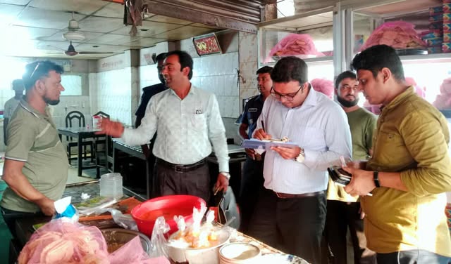 নোংরা পরিবেশের কারণে কোটচাঁদপুরে হোটেল ব্যাবসায়ীকে  জরিমানা