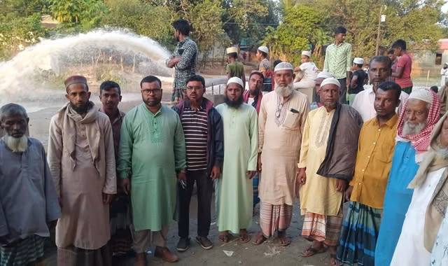 বিআইডব্লিউটিএ’র অধীনে বিন্নারবন্দ সরকারি প্রাথমিক বিদ্যালয়ের মাঠে মাটি ভরাট।