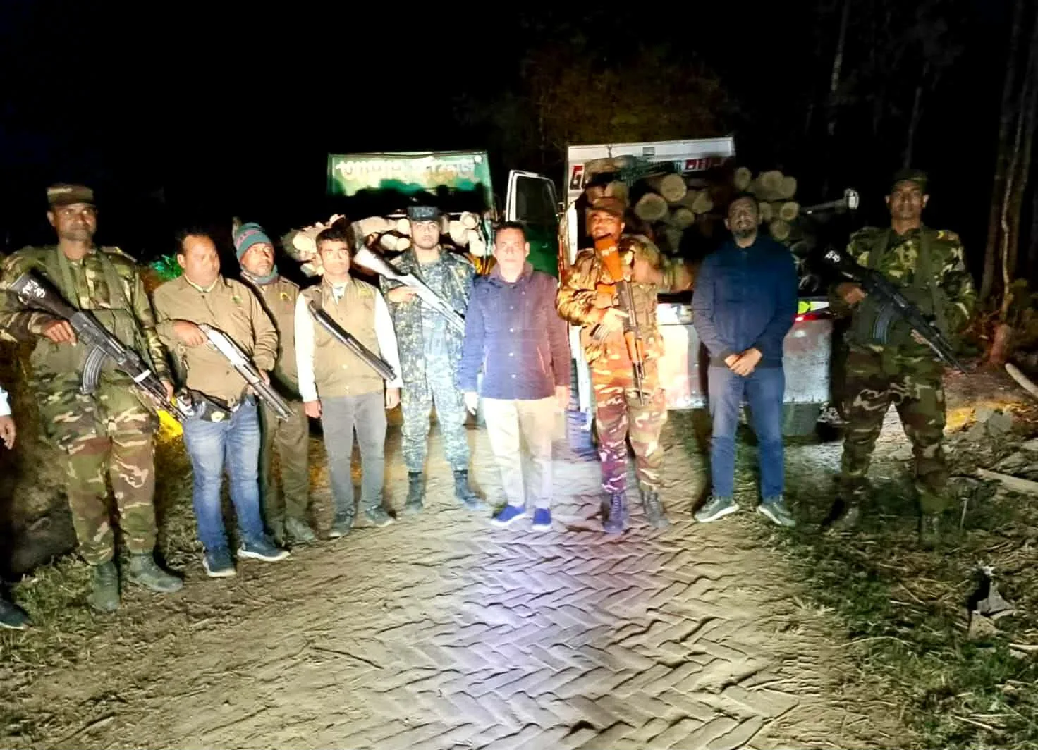 লামার বনপুরে যৌথ অভিযানে বিপুল পরিমাণ সেগুন কাঠ জব্দ