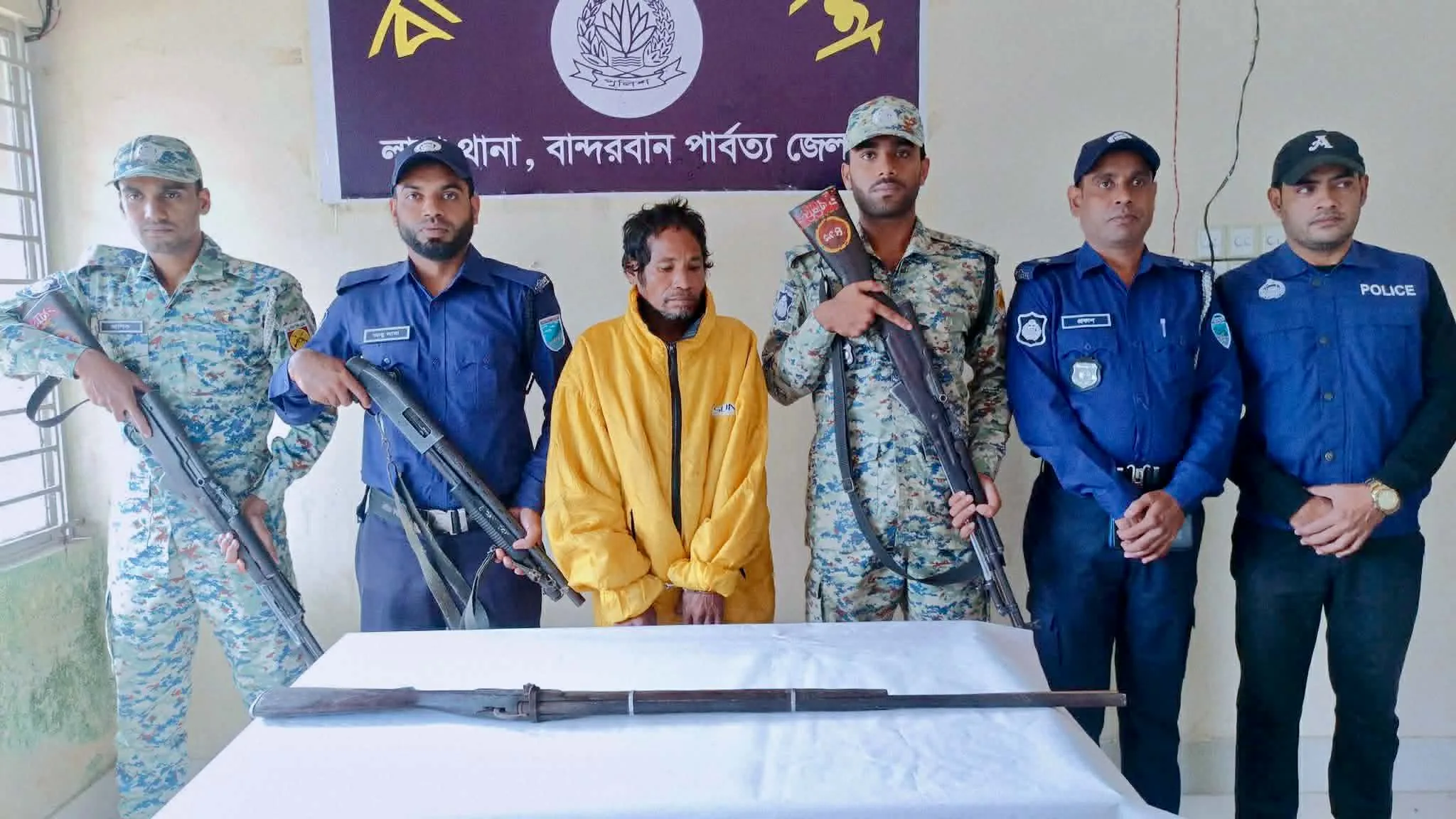 লামায় পুলিশের অভিযানে দেশীয় আগ্নেয়াস্ত্রসহ ৫ বছরের সাজাপ্রাপ্ত আসামি গ্রেফতার