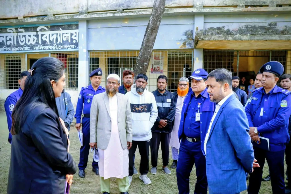 শেরপুরে রিটার্নিং কর্মকর্তার ভোট কেন্দ্র পরিদর্শন