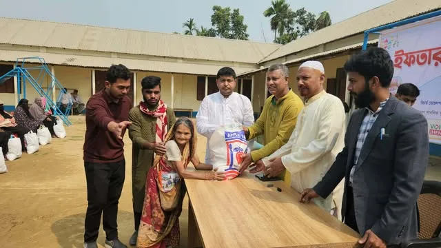 শেরপুরের ঝিনাইগাতীতে দুই শতাধিক পরিবারের মাঝে  ইফতার সামগ্রী বিতরণ