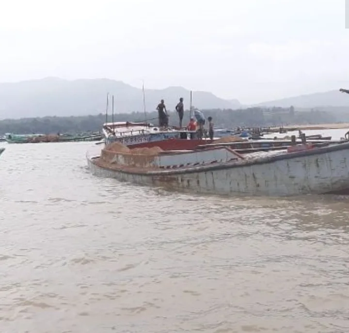 যুবকের মৃত্যু তিন নদীর মোহনায় নৌকাডুবি, মাঝির প্রাণহানি