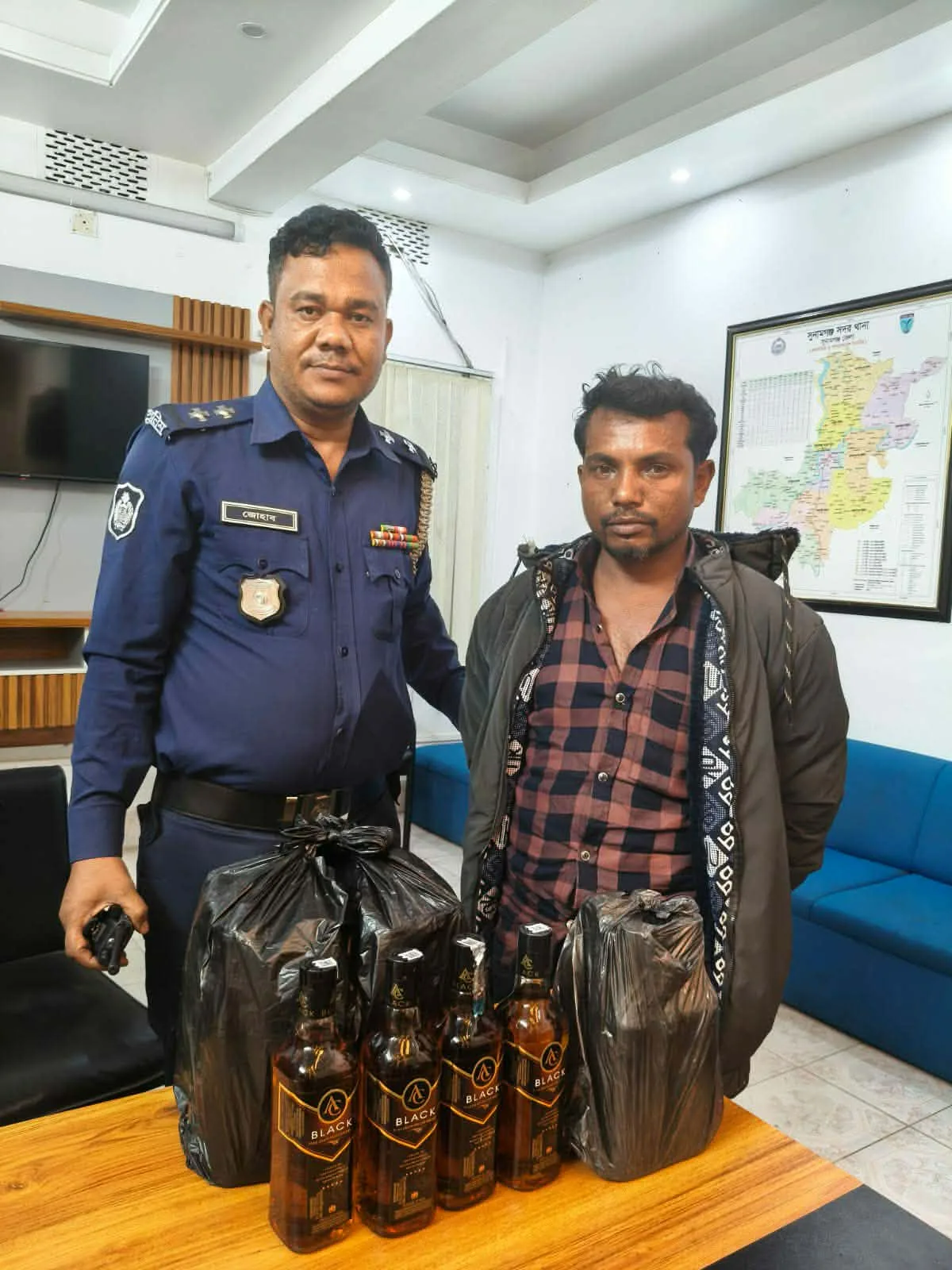 ‎সুনামগঞ্জ পৌর শহরের  কালিপুর গ্রামে পুলিশের অভিযানে ১৮ বোতল ভারতীয় মদসহ- ১জন গ্রেফতার