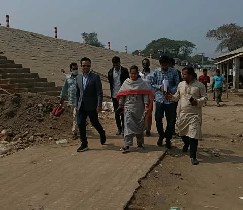 বিশ্বম্ভরপুরে বাঁধ পরিদর্শনে অতিরিক্ত জেলা প্রশাসক