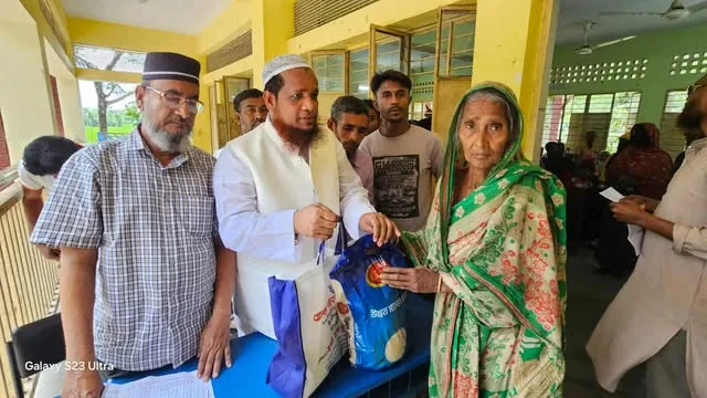 বাগেরহাটে ঈদ উপলক্ষে ২ হাজার পরিবারের মাঝে খাদ্য সামগ্রী বিতরণ করলেন মাওঃ মানফুজুর রহমান