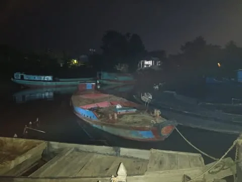 তাহিরপুরে অবৈধ বালু উত্তোলন, নৌকা ও শেইভ মেশিন জব্দ, আটক এক।