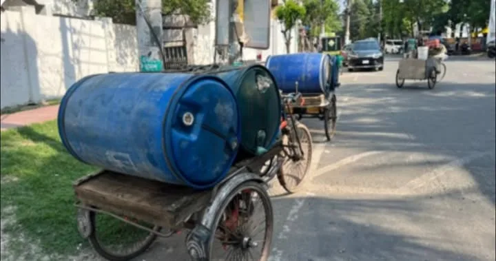 জুম্মার নামাজে যাওয়ার পথে তেল জব্দ, পুলিশের হাতে তুলে দিলেন হুইপ বকুল