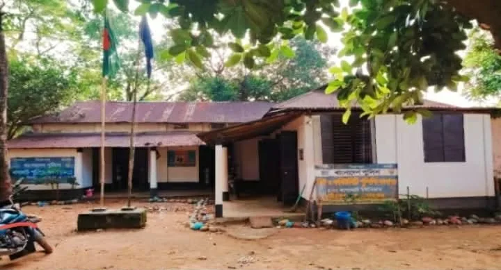 জরাজীর্ন টিনশেড ঘরে চলছে বাদাঘাট পুলিশ তদন্ত কেন্দ্রের কার্যক্রম বাদাঘাট পুলিশ তদন্ত কেন্দ্রের ভিত্তিপ্রস্তর স্থাপনের ১০ বছর পাড় হলেও ভবন হয়নি